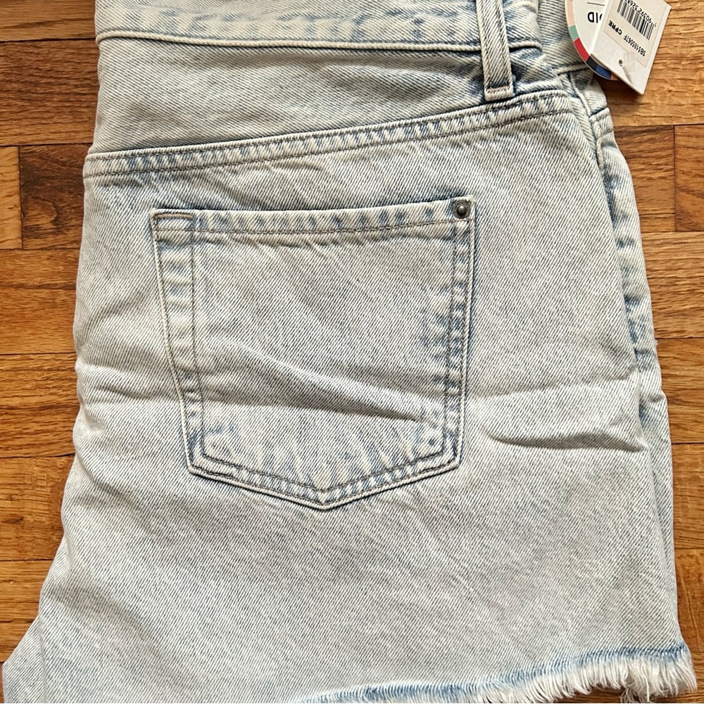 SPLENDID x MARGHERITA | Embroidered Cutoff Denim Shorts Size 30 - Picture 9 of 12
